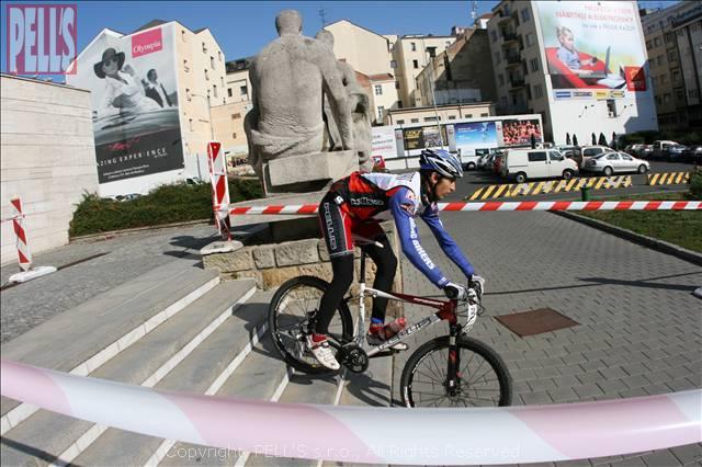 Roman se bl�� do c�le dal��ho kola