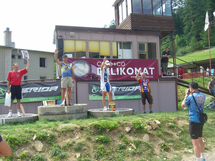 Milan p�i premi��e pod bednou