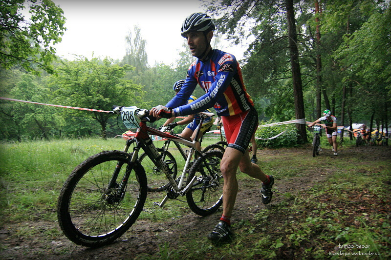 Petr vyb�h� v�jezd po startu