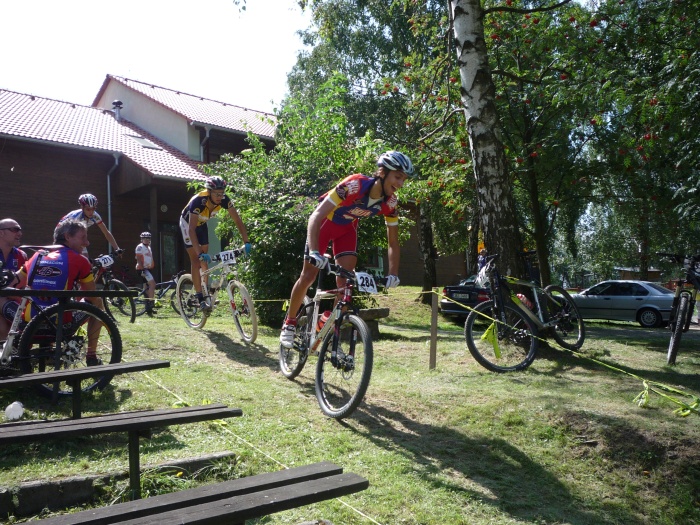 Roman si z�vod u��val...Za podpory Ivo�e a Milana z lavi�ky