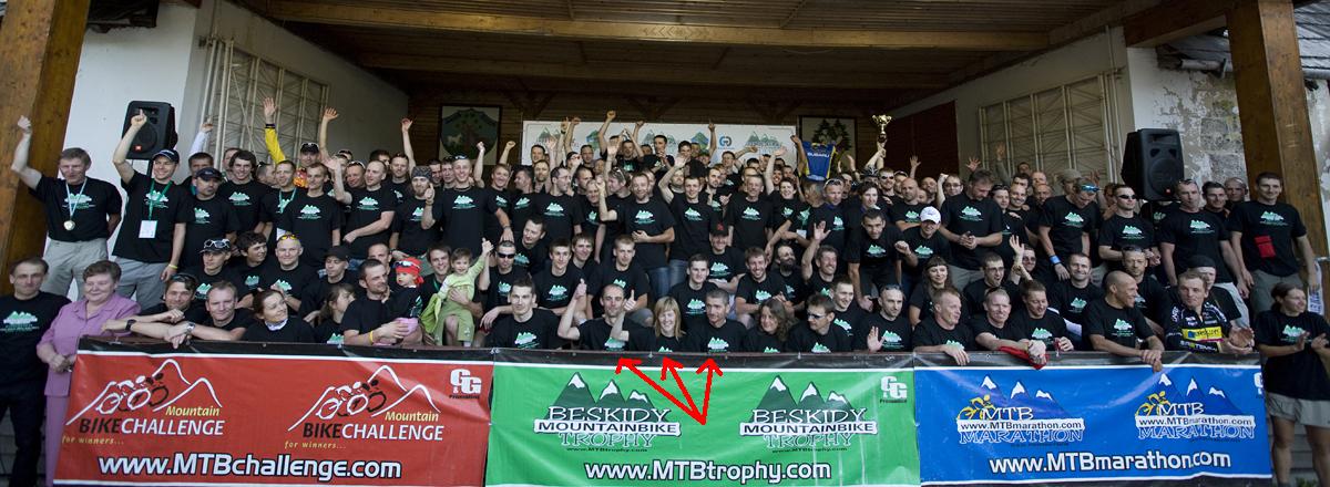 Fin�lov� fotka v�ech ��astn�k� a ku�im�t� v pop�ed�